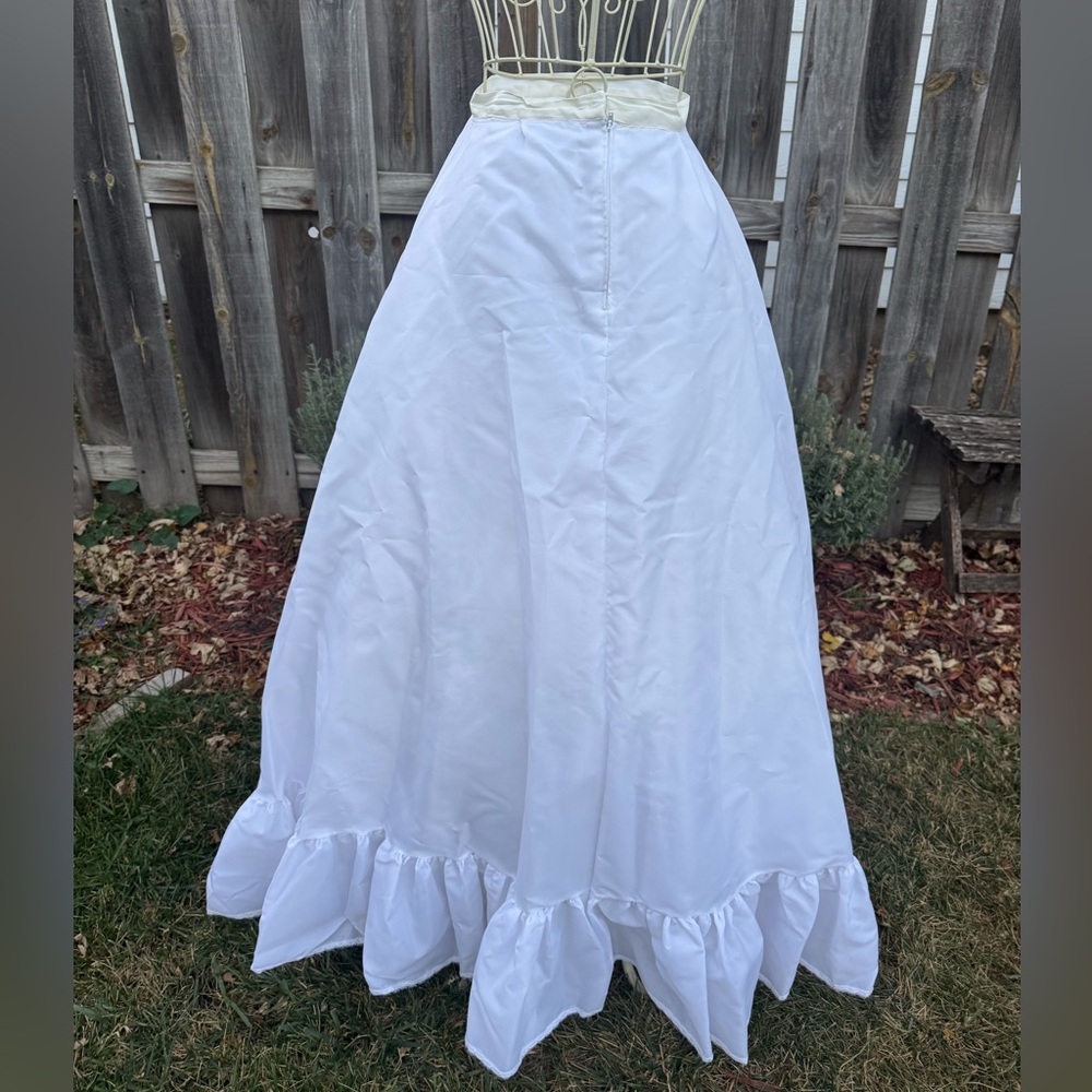 White Ruffled Full-Length underskirt - Picture 3 of 9